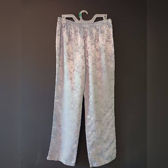 VICTORIA SECRET MEDIUM WOMEN'S LIGHT BLUE FLORAL BOTTOMS (SO COMFY AND SOFT) - Picture 2 of 3